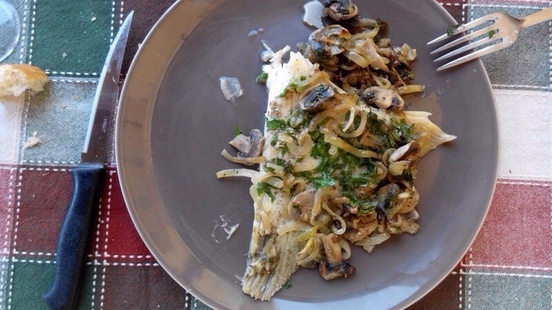 Aile de raie au four, vin blanc et champignons – Humm!